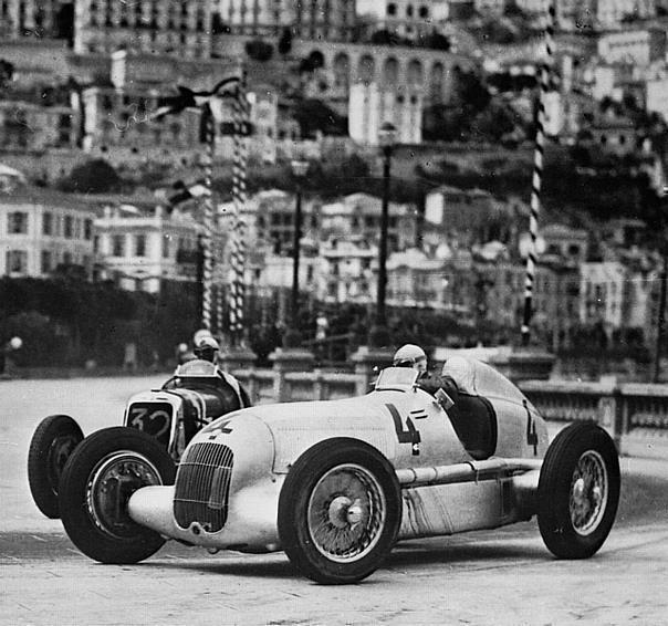 Grosser Preis von Monaco, 22. April 1935. Der spätere Sieger Luigi Fagioli überholt mit seinem Mercedes-Benz Formel-Rennwagen W 25 B Luigi 